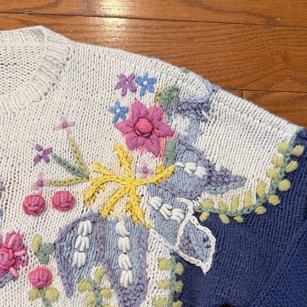 Vintage Floral Embroidered Women's Sweater - Blue and White. Hand knit - Picture 5 of 16